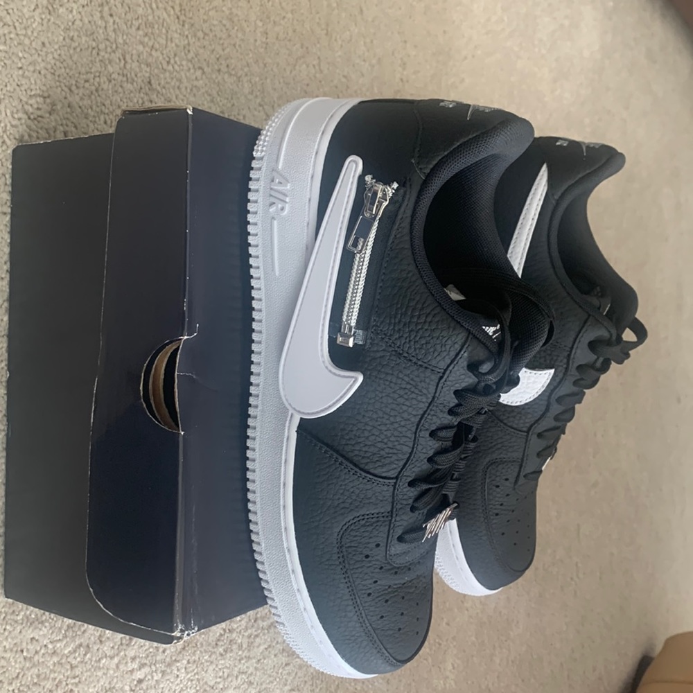 Nike Air Force 1 size 10 brand new. With exchangeable Nike signs.Retail 130.00